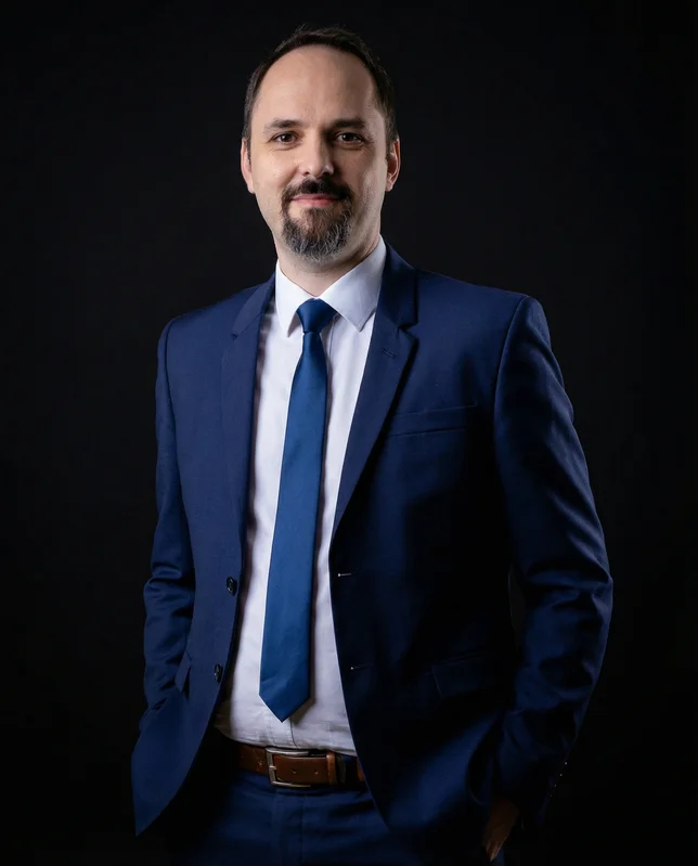 Avocat drept penal Bucuresti Bogdan Lamatic Portret avocat drept penal în costum, studio